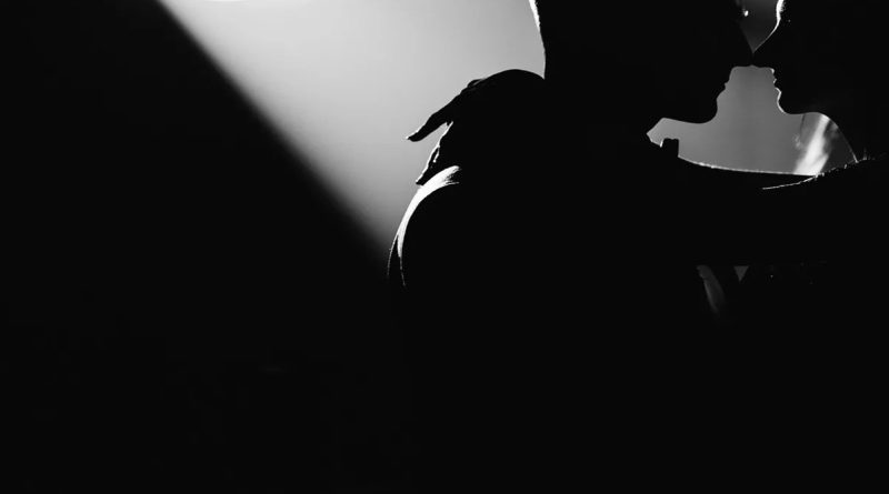 AKAN LEBIH ROMATIS, ADA 3 ALASAN PILIH GELAP SAAT BERCINTA