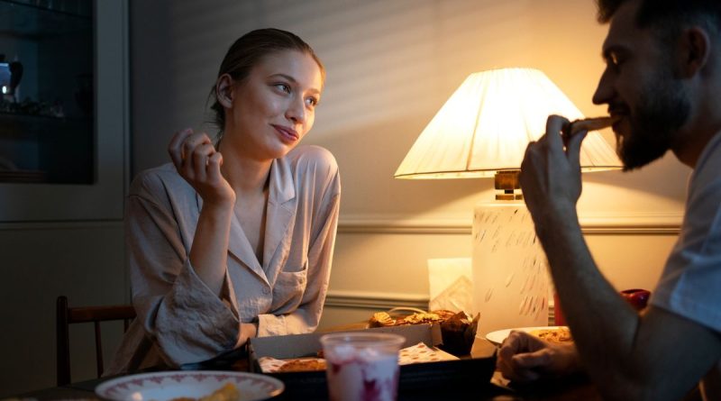 KERAP MAKAN LARUT MALAM, DAMPAK BURUK PADA TUBUH