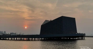 MASJID APUNG ANCOL YANG IKONIK MENJADI DESTINASI WISATA RELIGI DENGAN VIEW LAUT