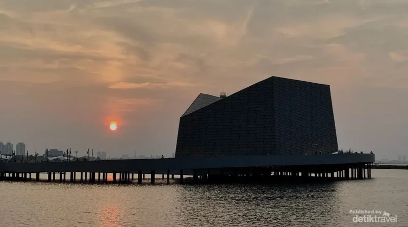 MASJID APUNG ANCOL YANG IKONIK MENJADI DESTINASI WISATA RELIGI DENGAN VIEW LAUT
