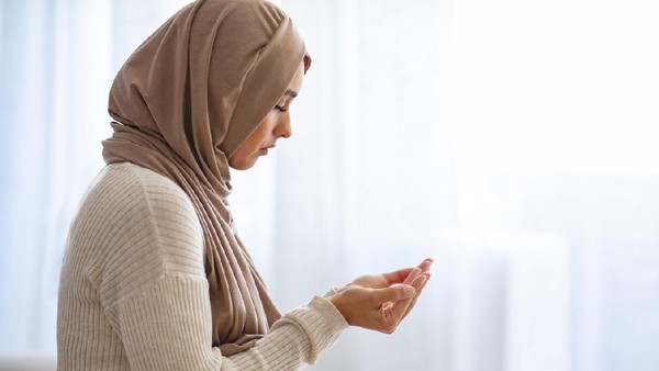 ISLAM TAK MELARANG WANITA BERHIAS, ADA BATS MAKEUP UNTUK MUSLIMAH
