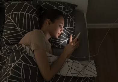 SERING SCROLING HP SEBELUM TIDUR INI YANG TERJADI PADA OTAK KITA