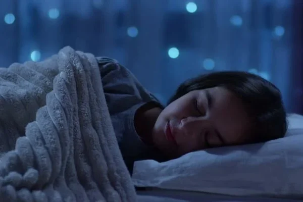 MAU TUBUH RILEKS, COBA TIDUR MATIKAN LAMPU AGAR  GELAP KAMAR